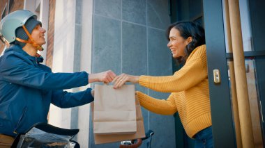 Bisikletli Mutlu Yemek Teslimatçısı Güzel Bir Kadın Müşteriye Restoran Siparişi Verdi. Kurye, Modern Şehir Bölge Ofis Binası 'nda Muhteşem Kız' a Yemek Getirdi.
