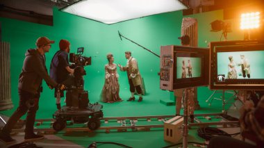 Big Film Stüdyosu Profesyonel Çekim Alanı Kostüm Drama Filmi 'nde. Set: Yönetmen, Rönesans Giysileri Giyip Konuşan İki Yetenekli Aktörle Yeşil Ekran Sahnesi Çeken Kameramanı Denetliyor