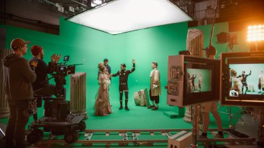 Film Stüdyosu: Rönesans Giyen, Konuşan, Yöneten, Başarı Kutlaması, Aktörleri Kucaklayan İki Yetenekli Aktörle Yeşil Ekran Sahnesi. Period Drama Filmi Sahne Arkası