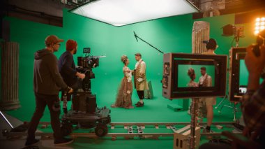 Big Film Stüdyosu Profesyonel Çekim Alanı Kostüm Drama Filmi 'nde. Set: Yönetmen, Rönesans Giysileri Giyip Konuşan İki Yetenekli Aktörle Yeşil Ekran Sahnesi Çeken Kameramanı Denetliyor