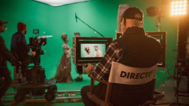 Yönetmen Çekim Dönemi Yeşil Ekran CGI Sahnesi Aktörler Rönesans Kostümleri Giyiyor. Büyük Film Stüdyosu Profesyonel Ekibi Büyük Bütçe Filmi Çekiyor. Arka Görünüm Görüntüsü