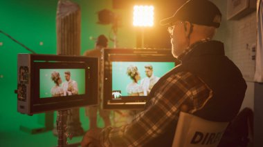 Yönetmen Ekran Kontrolleri Çekim Dönemi Drama Filmine Bakar. Rönesans Kostümleri Giyen Oyuncuların Yeşil Ekran CGI Sahnesi. Büyük Film Stüdyosu Profesyonel Ekibi Yüksek Bütçe Filmi Çekiyor