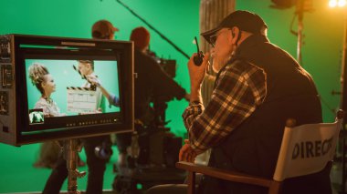 Yönetmen, Rönesans Kostümleri Giyen Aktörlerle Çekim Tarihi Filmi Yeşil Ekran CGI Sahnesi Veriyor. Büyük Film Stüdyosu Profesyonel Ekibi Büyük Bütçe Filmi Çekiyor. Arka Görünüm Görüntüsü