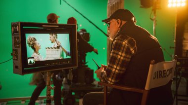 Yönetmen Ekran Kontrolleri Çekim Dönemi Drama Filmine Bakar. Rönesans Kostümleri Giyen Oyuncuların Yeşil Ekran CGI Sahnesi. Büyük Film Stüdyosu Profesyonel Ekibi Yüksek Bütçe Filmi Çekiyor.