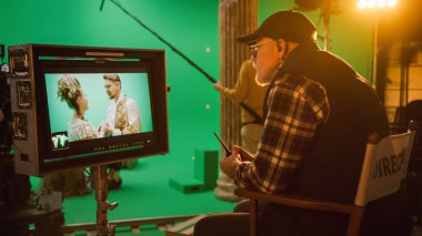 Yönetmen Ekran Kontrolleri Çekim Dönemi Drama Filmine Bakar. Rönesans Kostümleri Giyen Oyuncuların Yeşil Ekran CGI Sahnesi. Ekip Çekimleri Yüksek Bütçe Filmi. Yan Görünüm