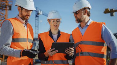 Çeşitli uzmanlar inşaat alanında Tablet Bilgisayar kullanırlar. İnşaat Mühendisi, Mimar, İş Yatırımcısı Planlama ve Geliştirme Detaylarını Tartışan Gayrimenkul İnşaat Projesi.