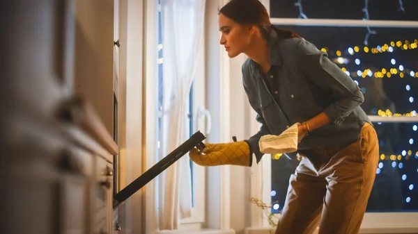 Jonge moeder haalt ovenschotel uit Oven. Heerlijk diner Maaltijden bij Romantische Avond, Feestelijke Tafel in Stijlvolle Gezellige Keuken Interieur — Stockfoto