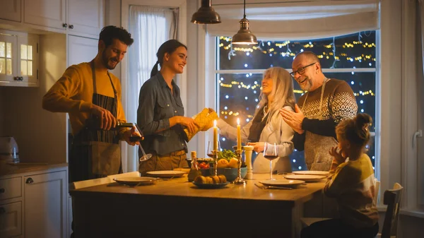 Multi Generation Family of Celebrating together, Gathering around the Table with Delicious Dinner Meal. Young Mother Takes Dish out of Oven Grandparents Admire How Delicious Casserole Looks — Stock Photo, Image