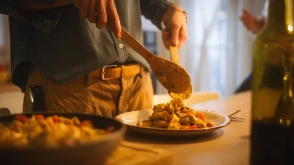 Személyek felszolgáló ízletes keres tészta a tányéron. Professzionálisan főtt tészta étel felszolgálása az étteremben vagy romantikus vacsora otthon. Közelkép felvétel. — Stock Fotó
