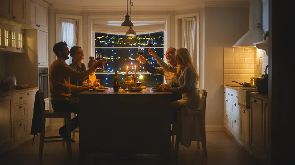 Happy Family Feesten samen, Zitten aan de tafel Heerlijk Diner Meal eten. Klein kind, Jonge man, vrouw, grootvader en grootmoeder, Verhalen vertellen, grapjes maken, glaasjes heffen op toast — Stockfoto