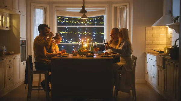 Счастливая семья празднуют вместе, сидя за столом едят вкусный ужин. Маленькое дитя, Молодой муж, жена, дедушка и бабушка, Рассказы, Шутки, Развлечения, Радость — стоковое фото