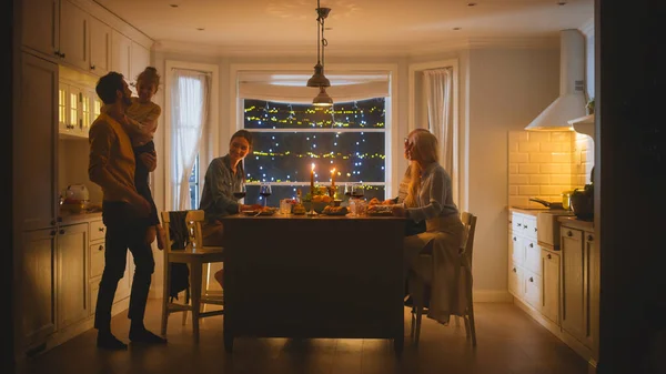 Familia feliz celebrando juntos, sentados a la mesa comiendo deliciosa comida. Niñito, Esposo joven, Esposa, Abuelo y Abuela, Cuento de historias, Bromas, Divertirse, Ser Alegre — Foto de Stock