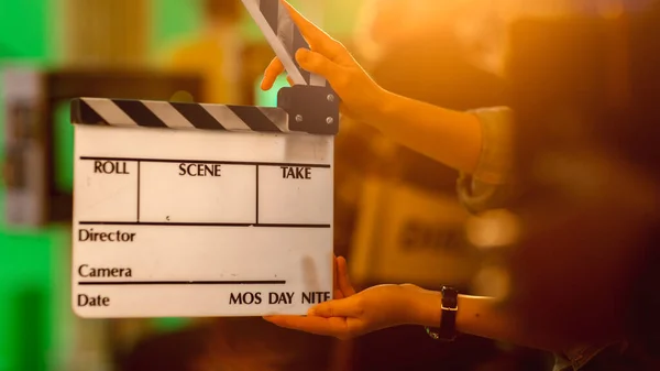 Primer plano Shot On Film Studio Set Young Camera Assistant Holds Empty Clapperboard. En la escena de la pantalla verde del rodaje del director de fondo. Historia Traje Drama Película. — Foto de Stock