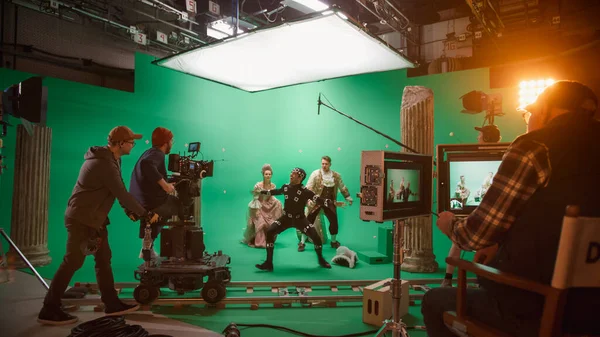 A Big Film Studio Profi stábjának forgatási időszakáról Jelmez Dráma film. On Set: rendezése zöld képernyős jelenet úriember védő hölgy a színész játék szörny Viselő mozgás rögzítése öltöny — Stock Fotó