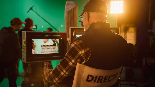 Σκηνοθεσία εξετάζει οθόνες ελέγχου γυρίσματα ταινία ιστορία. Πράσινη οθόνη CGI σκηνή με ηθοποιούς φορώντας κοστούμια Αναγέννησης. Big Film Studio Professional Πλήρωμα γυρίσματα υψηλής προϋπολογισμού ταινία — Φωτογραφία Αρχείου
