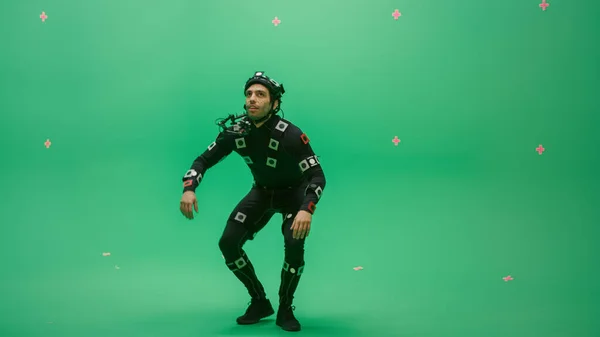 Aktör Motion Suit ve Head Rig, CGI Green Screen Scene için bir hayvan ya da Canavar gibi davranır. Film Stüdyosunda Büyük Bütçe Film Çekimi Kroma Anahtarlı Blockbuster Filmi — Stok fotoğraf