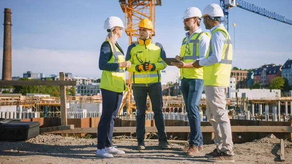 Diversi team di specialisti utilizzano computer tablet sul cantiere. Progetto di Costruzione Immobiliare con Ingegnere Civile, Architetto, Investitore Commerciale e Piano Generale di Discussione dei Lavoratori Dettagli. — Foto Stock