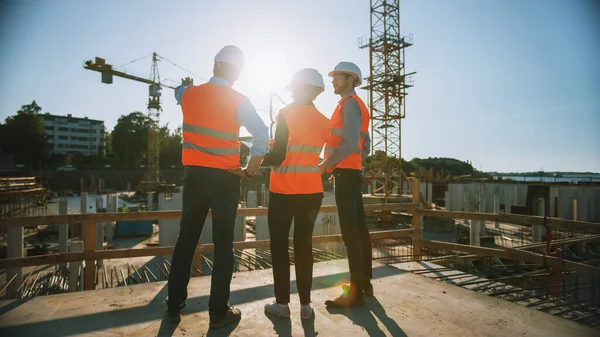 Equipo Diverso de Especialistas en la Construcción. Proyecto de construcción inmobiliaria con Ingeniero Civil, Arquitecto, Finanzas Empresariales Inversor Discutiendo detalles de planificación y desarrollo. Tiro con viñeta — Foto de Stock