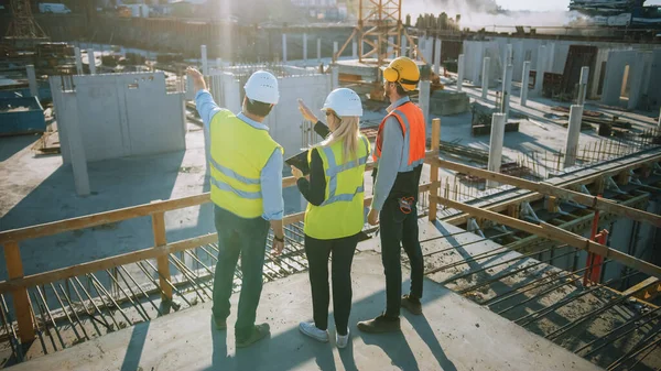 Diverse Team of Specialists are on Construction Site. Real Estate Building Project with Civil Engineer, Architect, Business Finance Investor Discussing Planning and Development Details. — Stock Photo, Image