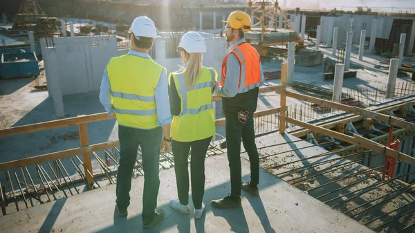 Diversi team di specialisti sono in cantiere. Progetto di Costruzione Immobiliare con Ingegnere Civile, Architetto, Finanza Aziendale Investitore discutendo Pianificazione e Sviluppo Dettagli. — Foto Stock