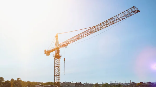 Aerial Shot of a New Constructions Development Site with High Tower Crane Building Real Estate. Машинне обладнання. Чисте блакитне небо на задньому плані. — стокове фото