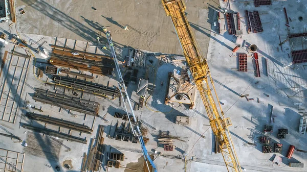 Yüksek Kule Vinçleri Emlak Binası ile Yeni İnşaat Geliştirme Alanının Havadan Çekimi. Ağır makineler ve inşaat işçileri işe alındı. Güvenli Şapka Müteahhitlerinde Üst Aşağı Görünüm. — Stok fotoğraf