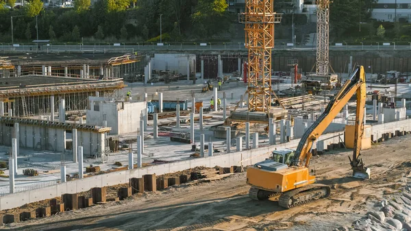 Aerial Shot of a New Constructions Development Site with High Tower Cranes Building Real Estate. Se emplean trabajadores de maquinaria pesada y construcción. Estructura de construcción de metal y hormigón de acero. — Foto de Stock