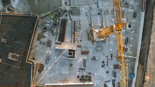 Aerial Top Down Shot of a Constructions Site with Diverse Team of Engineers and Worker with Theodolite Working Важкі машини й будівельники у твердих капелюхах на території. — стокове фото