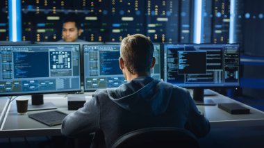 IT Uzmanı, Kodlama Dili Arayüzü ile Ekran Gösterme Yazılım Programı ile Kişisel Bilgisayar üzerine çalışıyor. Profesyonel Çalışma ile Veri Merkezi 'nin Arkaplan Teknik Odası' nda