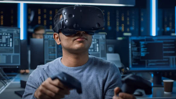 Portré szoftver Delevoper viselő virtuális valóság headset segítségével Controllers fejleszteni és programozni VR Gaming Applications. Háttér-technológia fejlesztő stúdió számítógépekkel és monitorokkal — Stock Fotó