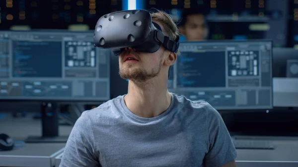 소프트웨어 드레이퍼 Wearing Virtual Reality Headset Gesturing with His Head, Developing and Programming VR Game or Application. 배경 기술 개발 스튜디오에서 컴퓨터와 모니터로 — 스톡 사진