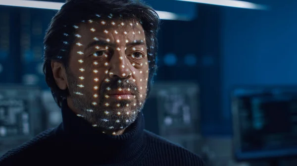 Processus de numérisation de reconnaissance faciale biométrique. L'homme se fait identifier par le matériel Scanning Facial Feautures with Light. Concept futuriste tourné dans un laboratoire de haute technologie — Photo