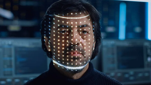 Hombre guapo de mediana edad se identifica por el proceso de escaneo de reconocimiento facial biométrico. Concepto futurista: el proyector identifica al individuo iluminando la cara con puntos y escaneando con láser —  Fotos de Stock