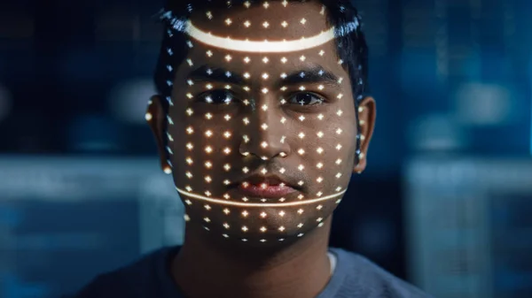 Όμορφος νεαρός Ινδός άνθρωπος αναγνωρίζεται από τη βιομετρική διαδικασία σάρωσης αναγνώρισης προσώπου. Futuristic Concept: Προβολέας Εντοπίζει Ατομικά Φωτίζοντας Πρόσωπο με κουκκίδες και Σάρωση με Λέιζερ — Φωτογραφία Αρχείου