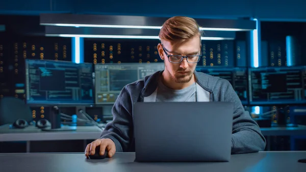 Portret van Software Developer Hacker dragen van glazen zitten aan zijn bureau en werken op de computer in Digital Identity Cyber Security datacenter. Hacken of programmeren. — Stockfoto