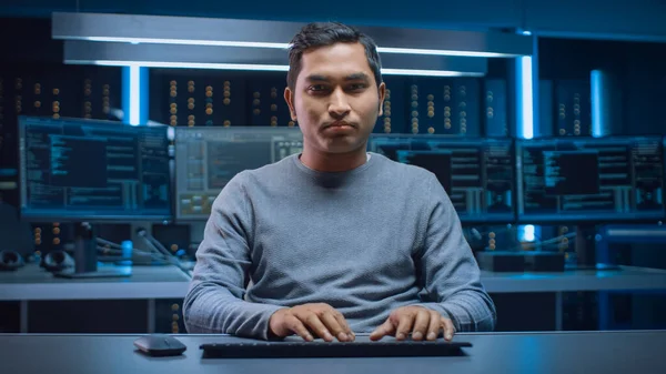 Retrato do programador de software Sentado em sua mesa e trabalhando no computador na identidade digital Centro de dados de segurança cibernética. Hacking ou programação — Fotografia de Stock