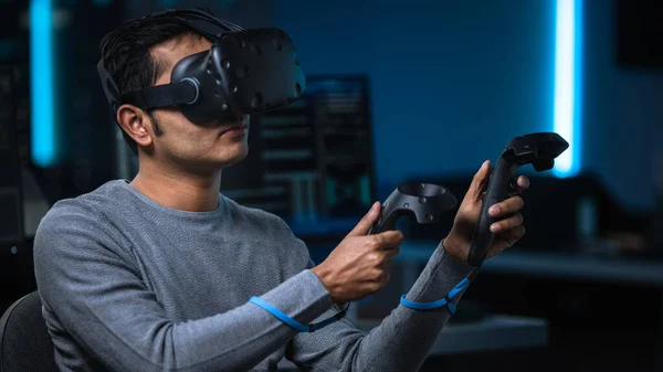 Portré szoftver Delevoper viselő virtuális valóság headset segítségével Controllers fejleszteni és programozni VR Gaming és alkalmazások. In Háttér-technológia fejlesztő stúdió számítógép monitorok — Stock Fotó
