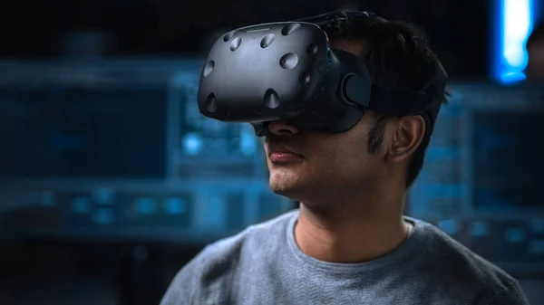 소프트웨어 드레이퍼 Wearing Virtual Reality Headset on His Head, Developing and Programming VR Game or Application. 배경 기술 개발 스튜디오에서 컴퓨터와 모니터로 — 스톡 사진