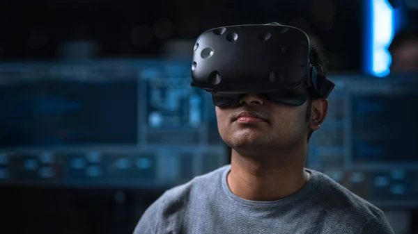 Szoftver Delevoper Viselő virtuális valóság headset a fejét, fejlesztése és programozása VR játék vagy alkalmazás. A háttértechnológia fejlesztő stúdió számítógépek és monitorok — Stock Fotó