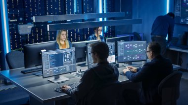 Veri Merkezi Sistem Kontrol Odası 'nda Masaüstü Bilgisayarları üzerinde çalışan bilişim programcıları ekibi. Yazılım ve Donanım Geliştirme 'de çalışan Genç Profesyoneller Ekibi, Kodlama Yapıyor 