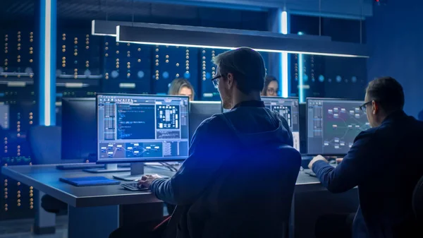 Equipe de programadores de TI trabalhando em computadores de mesa na sala de controle de data center. Jovens Profissionais Escrevendo no sofisticado código de programação Linguagem — Fotografia de Stock