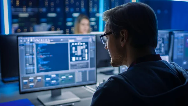 Programmatore IT maschio intelligente che lavora su computer desktop nella sala di controllo del sistema tecnico del data center. Team di Giovani Professionisti che Programmano in Linguaggio di Codifica — Foto Stock