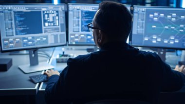 Üç Ekran, Yazılım ve Donanım Geliştirme Yapan Profesyonel Bilişim Programcısı Veri Merkezi 'nde Masaüstü Bilgisayarı' nda çalışıyor. Blokzinciri, Veri Ağı Mimarisini Göster