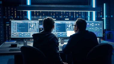 Engelleme Veri Ağı Mimarisini Tartışan İki Profesyonel Bilişim Programcısı Masaüstü Bilgisayar Ekranında Gösterilen Tasarım ve Geliştirme. Sunucu Raflarıyla Veri Merkezi Teknik Bölümü Çalışıyor 