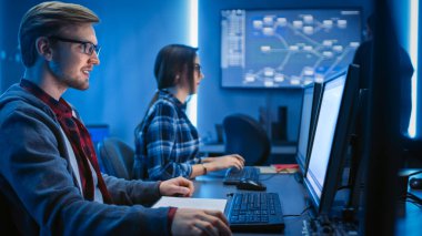 Erkek ve Kadın Programcılar İşten Konuşuyor, Sorunları Birlikte Çözüyor, Bilgisayarları Kullanıyor. Yazılım Geliştirme Kodlama Web Tasarım Veritabanı Mimarisi. Sunucu Rafları ile Teknik Bölüm