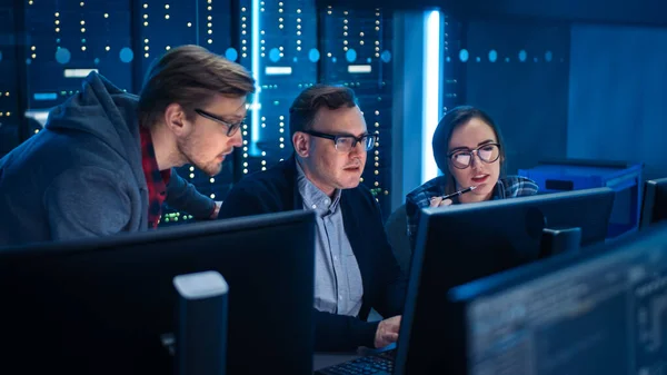 Três engenheiros de TI Programadores Falando sobre Trabalho, Usando Computadores. Departamento Técnico com Racks de Servidores de Dados. Desenvolvimento de Software Escrita de Código Web Design Arquitetura de Banco de Dados — Fotografia de Stock