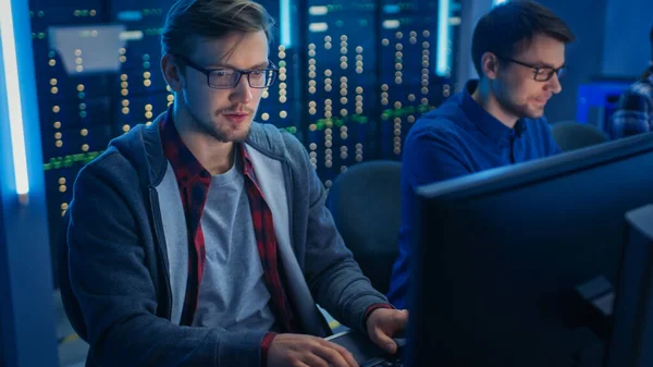 Équipe de jeunes programmeurs informatiques travaillant sur des ordinateurs de bureau dans la salle de contrôle du système de centre de données. Affiche le concept d'exposition : Architecture de base de données d'écriture de code de développement logiciel. Département technique — Photo