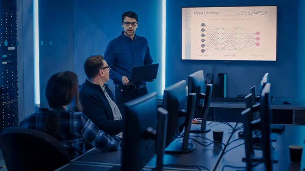 Team of Professional IT Developers Have a Meeting, Speaker Talks about New Blockchain Based Software Development Vist på TV. Koncept: Software Development, Deep Learning, Kunstig intelligens - Stock-foto