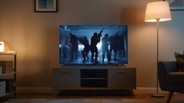 Askerlerle Action Movie ile bir televizyon çekimi. Evdeki Akşam ve Odanın Çalışan Lambaları Var.