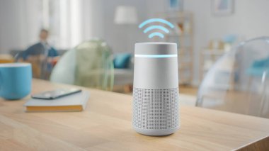 Wi-Fi Sembollü Yapay Zeka Asistanı Akıllı Sözcünün Parlak Konforlu Oturma Odasında Masada Beklerken Çekimi. 
